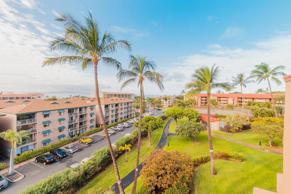 Property building, Neighbourhood, Natural landscape, Garden, View (from property/room), Balcony/Terrace, Parking