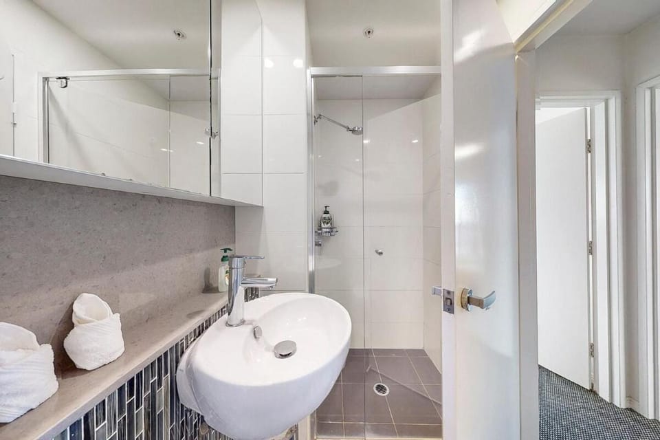 Shower, Toilet, Bathroom, towels