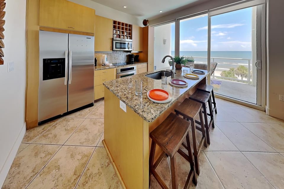 Kitchen or kitchenette, Seating area, Sea view, microwave, oven, kitchen