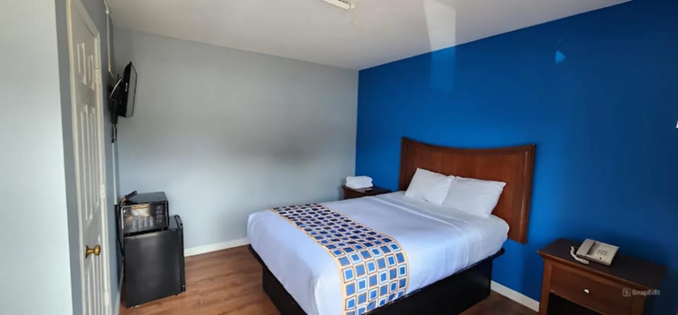 Bed, TV and multimedia, Bedroom