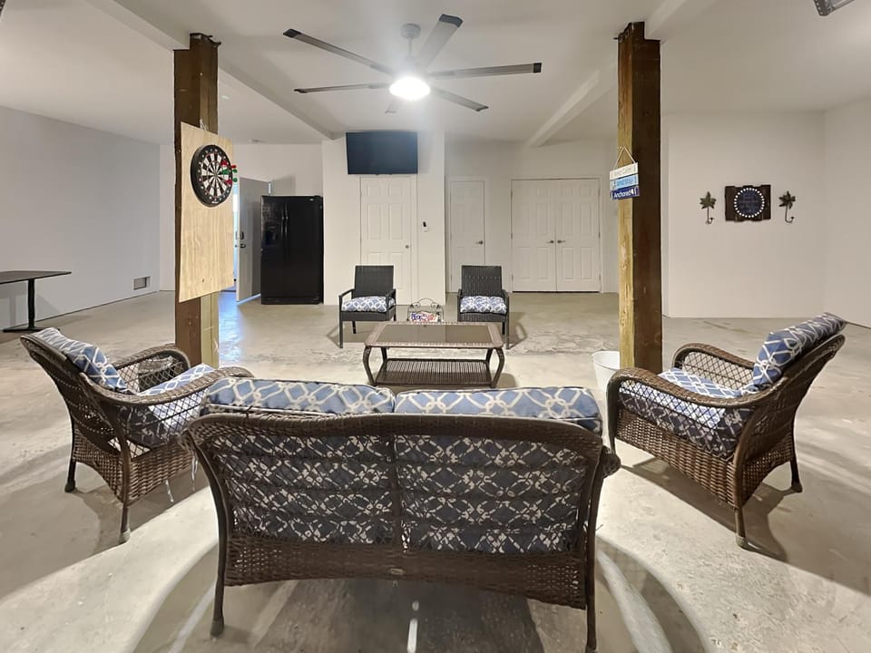 Darts, Game Room, TV and multimedia, Seating area, furniture