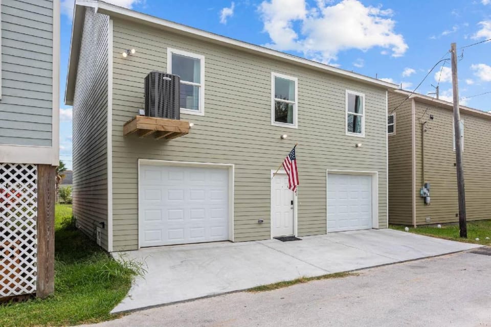 Property building, Facade/entrance, Neighbourhood, Parking, air conditioner