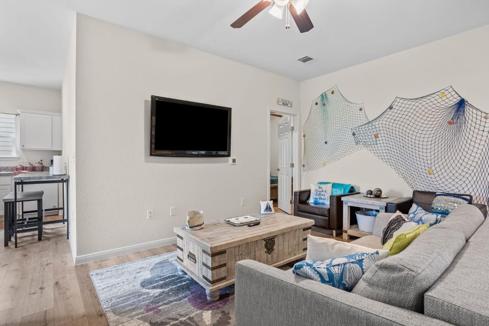 TV and multimedia, Kitchen or kitchenette, Living room, Seating area, furniture