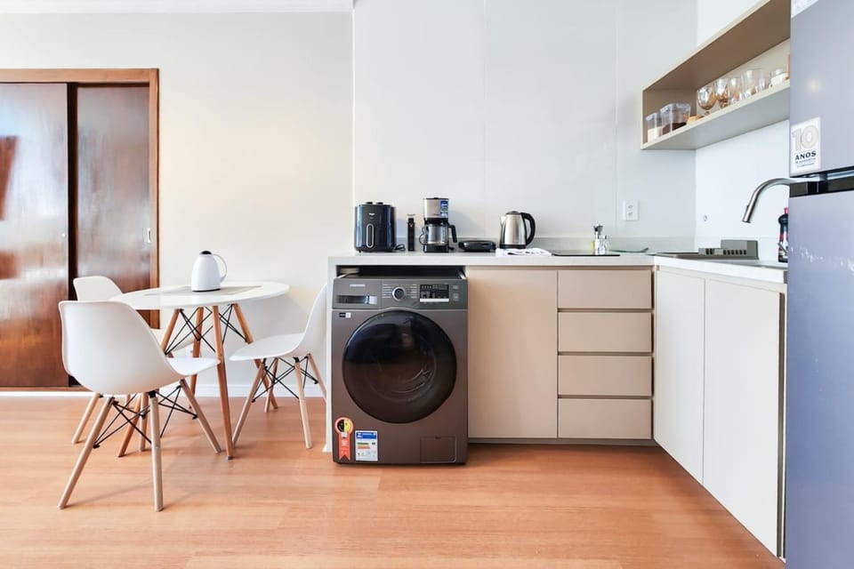 Coffee/tea facilities, Kitchen or kitchenette, Dining area, dishwasher, stove, washing machine