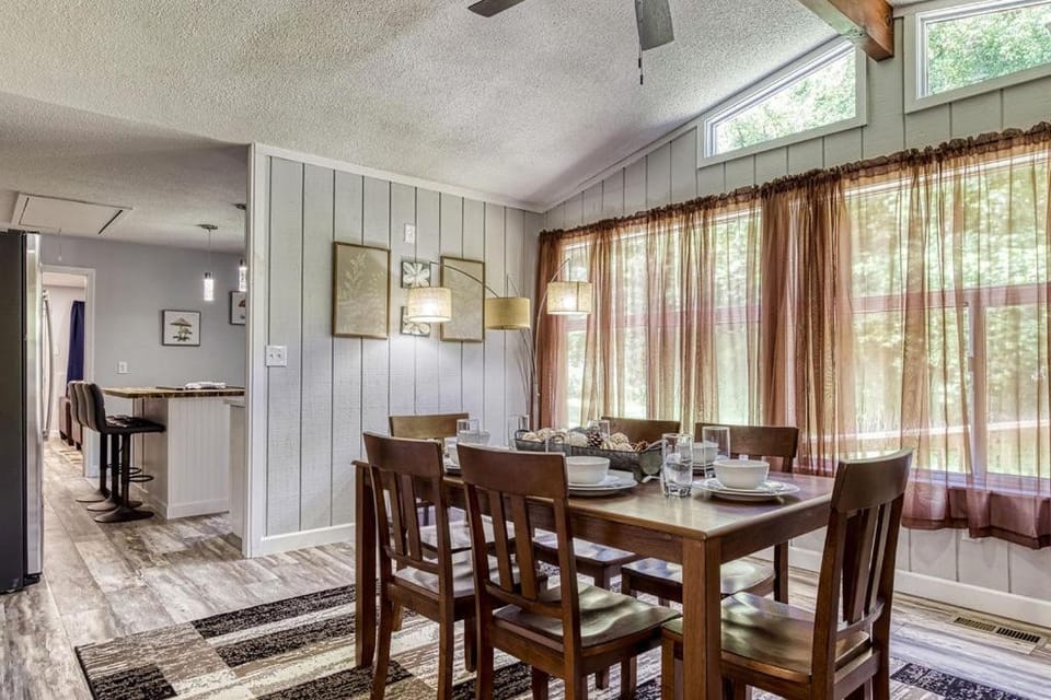 The Bungalow Hot Tub, WIFI, Games, Secluded, Near Dollywood, Free Attraction Tickets House in Pigeon Forge