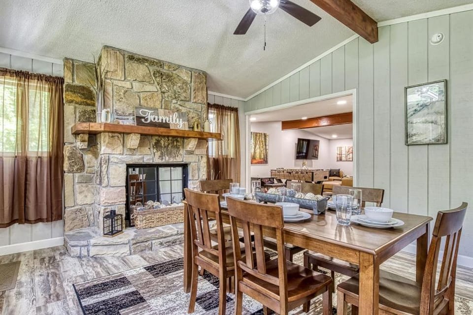 The Bungalow Hot Tub, WIFI, Games, Secluded, Near Dollywood, Free Attraction Tickets House in Pigeon Forge