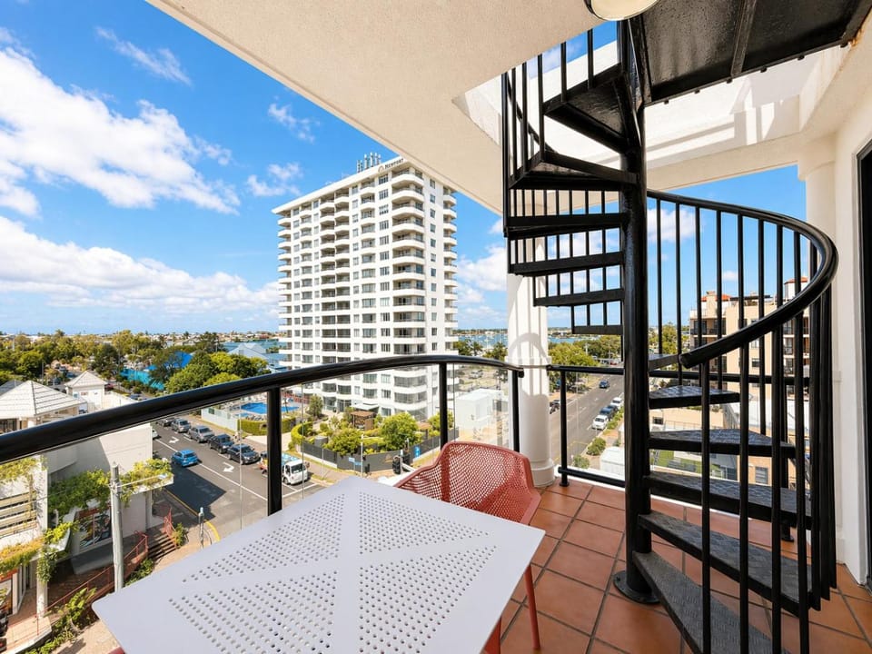 Property building, Day, View (from property/room), Balcony/Terrace