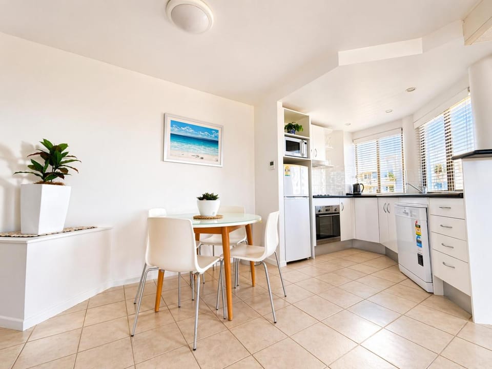 Kitchen or kitchenette, Dining area, dishwasher, stove