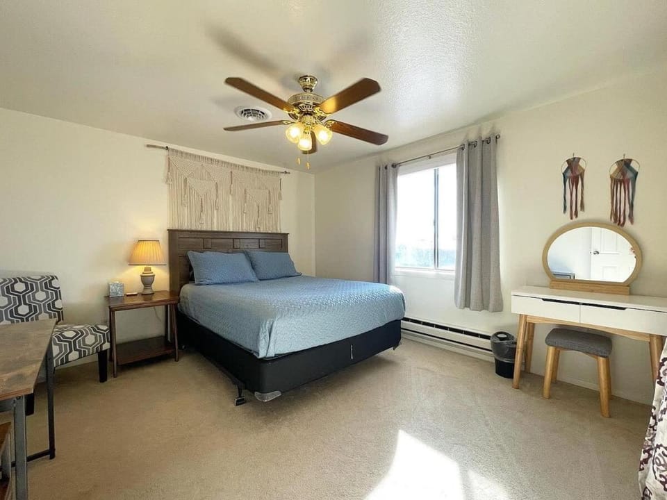 Kanab home with HUGE fenced in backyard-Pets Welcome House in Kanab