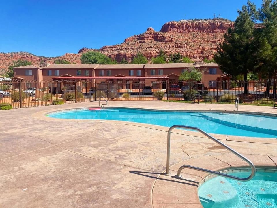 Spacious Townhome by Utah National Parks Sleeps 8 Apartment in Kanab