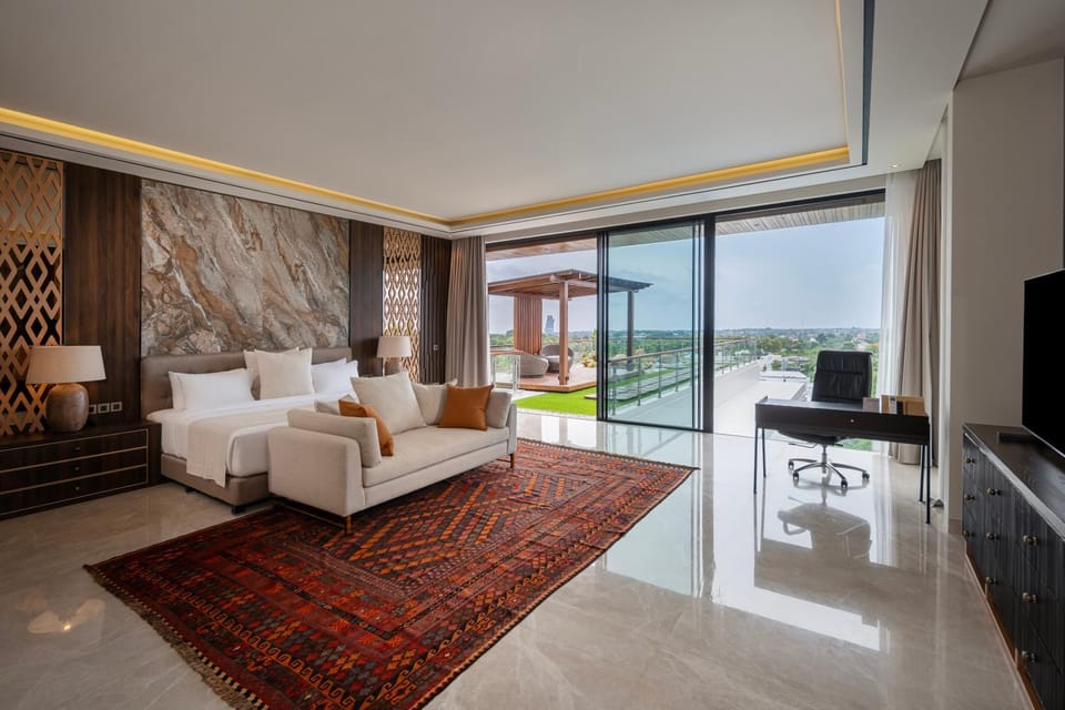 Communal lounge/ TV room, Bed, Natural landscape, TV and multimedia, View (from property/room), Balcony/Terrace, Living room, Photo of the whole room, Seating area, Evening entertainment, Bedroom, Mountain view