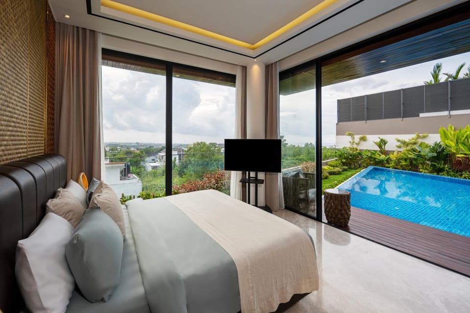Bed, Natural landscape, TV and multimedia, View (from property/room), Balcony/Terrace, Living room, Photo of the whole room, Seating area, Bedroom, Pool view, Swimming pool