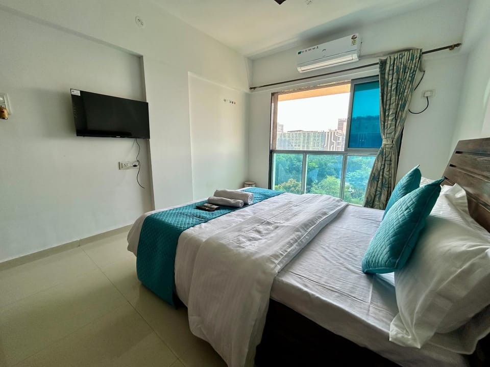Bed, TV and multimedia, Photo of the whole room, Bedroom, towels