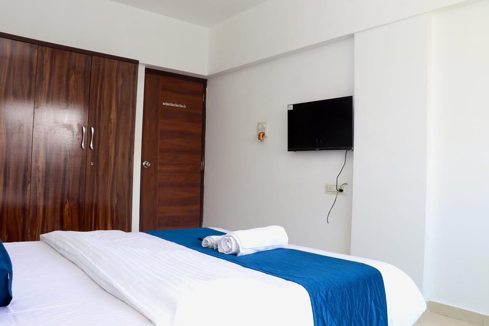 Bed, TV and multimedia, wardrobe