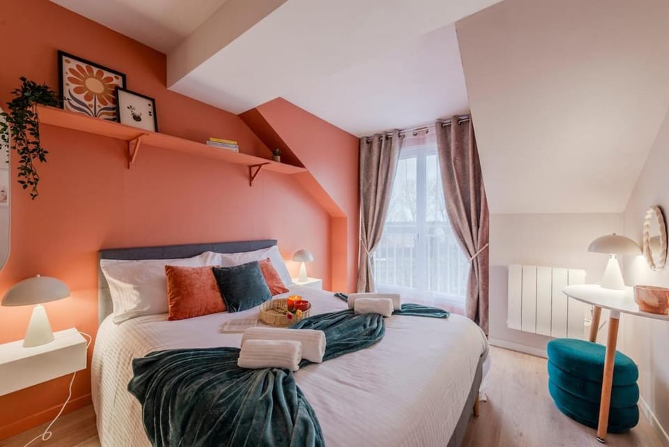 Bed, Photo of the whole room, Bedroom, towels