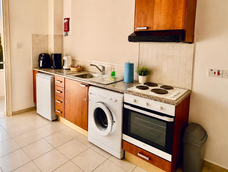 Coffee/tea facilities, Kitchen or kitchenette, stove, washing machine