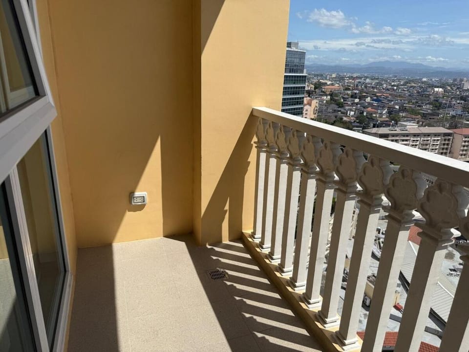 Deluxe Suite in Venice Mall Apartment in Makati