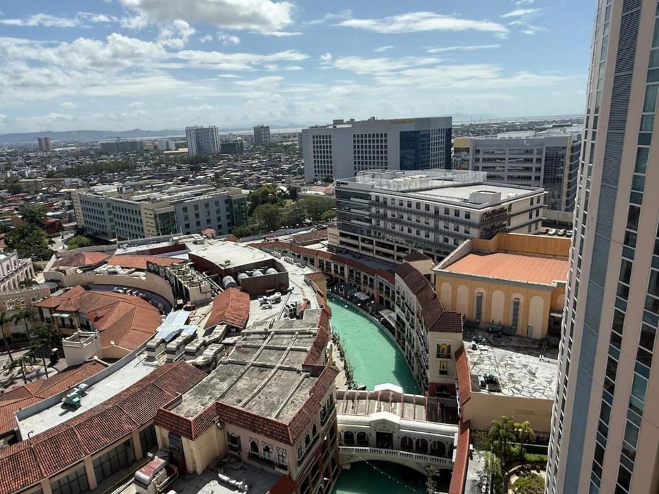 Deluxe Suite in Venice Mall Apartment in Makati