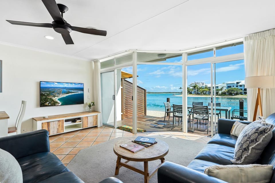 TV and multimedia, Balcony/Terrace, Living room, Seating area, Beach, River view