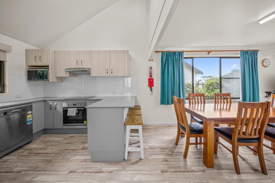 Kitchen or kitchenette, Seating area, Dining area, dishwasher, pet friendly, stove
