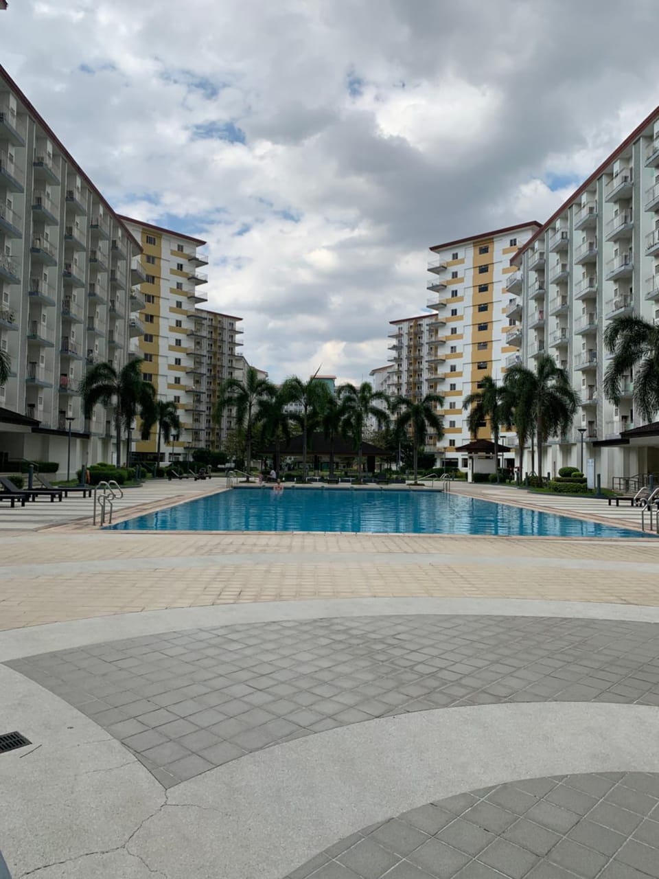 Property building, Day, Pool view, Swimming pool, sunbed