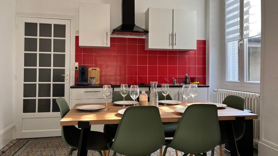 Kitchen or kitchenette, Dining area, stove