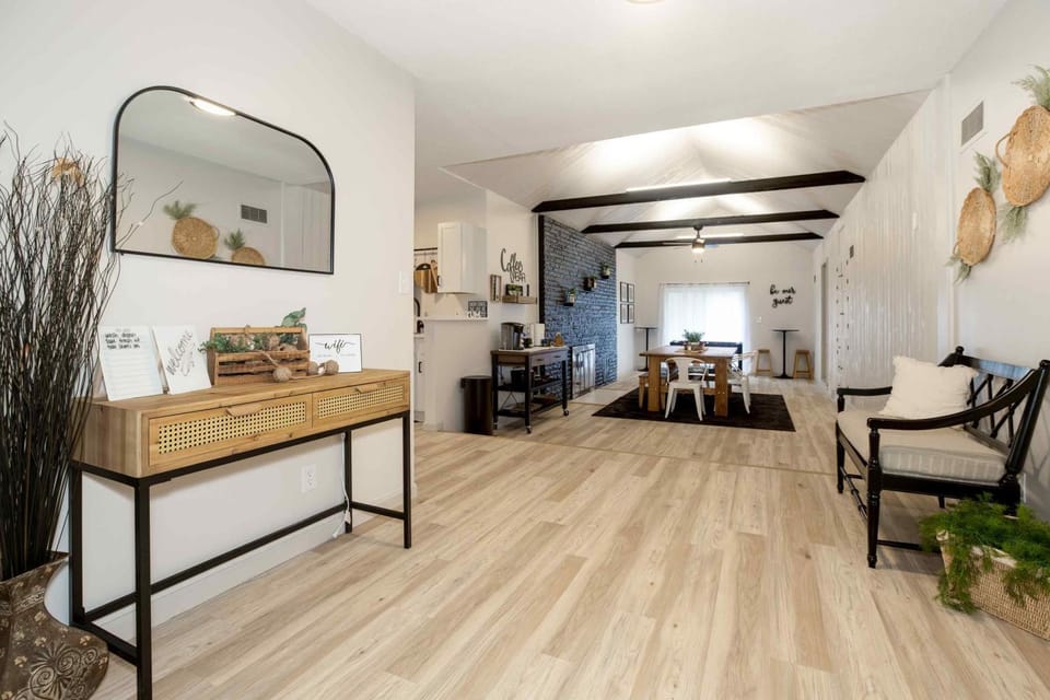 Nice East Side 3BR 2BA WIFI SMART TV House in Wichita