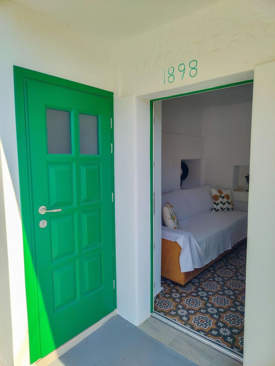 Facade/entrance