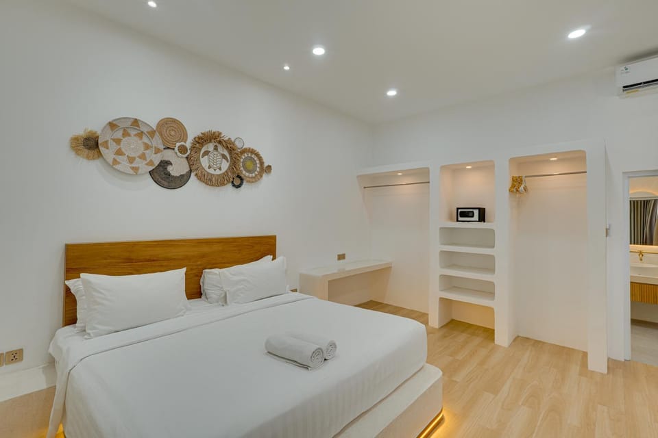 Bed, Bedroom, towels, air conditioner