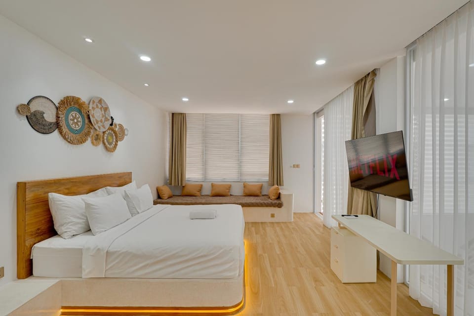Bed, TV and multimedia, Bedroom