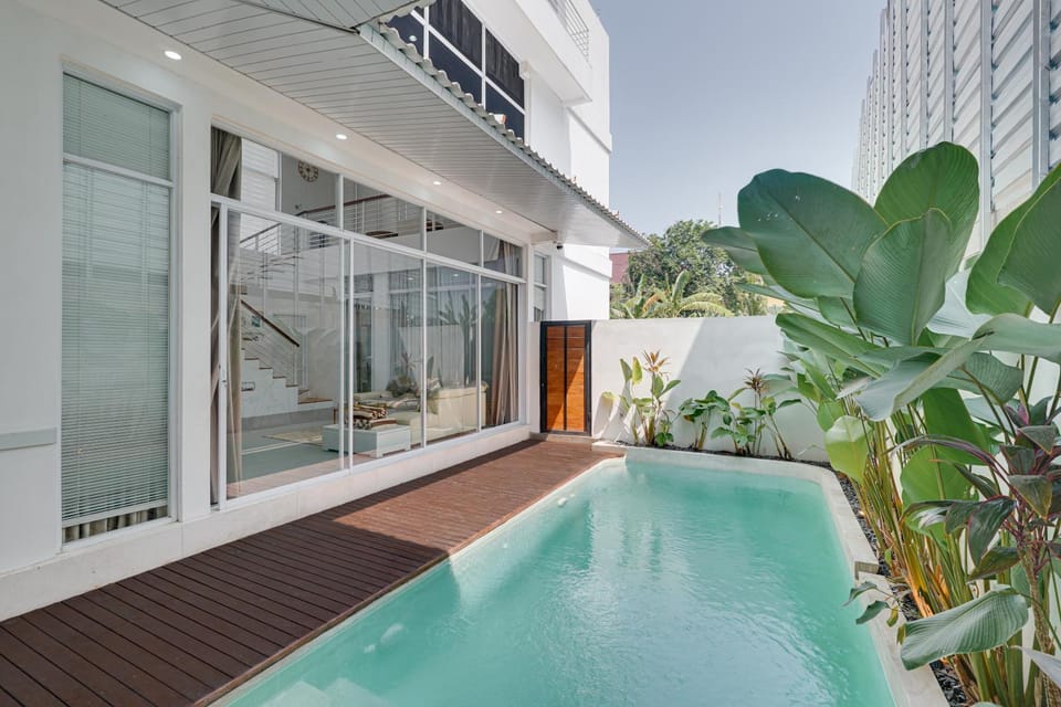 View (from property/room), Pool view, Swimming pool, Swimming pool