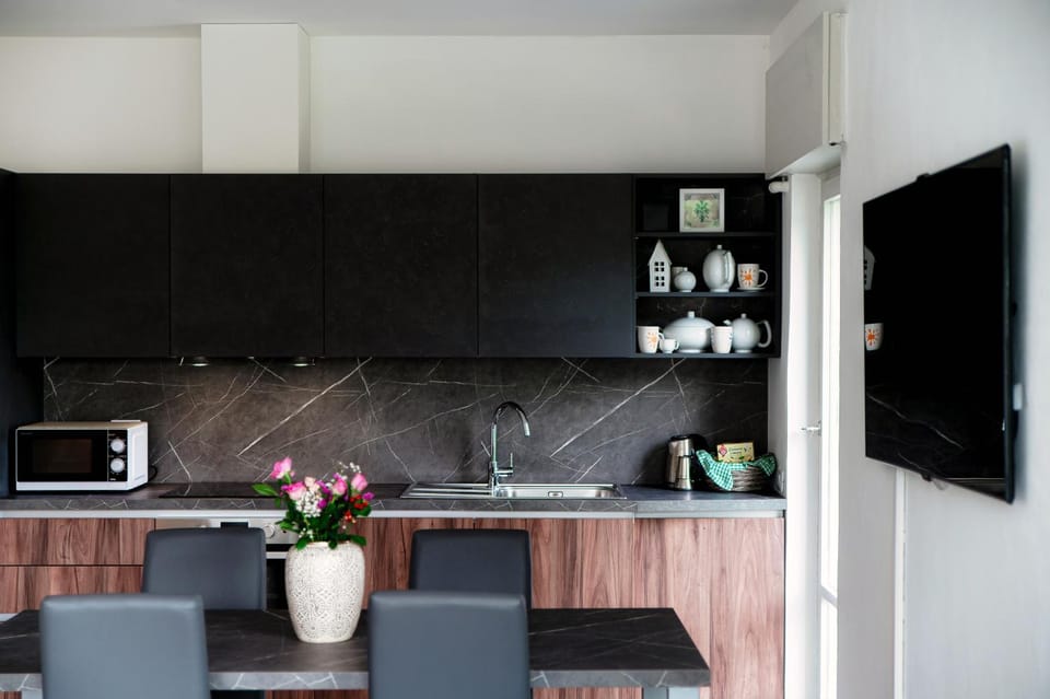 TV and multimedia, Kitchen or kitchenette, Dining area, oven, stove