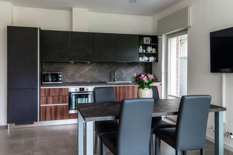 TV and multimedia, Kitchen or kitchenette, Seating area, Dining area, oven, stove
