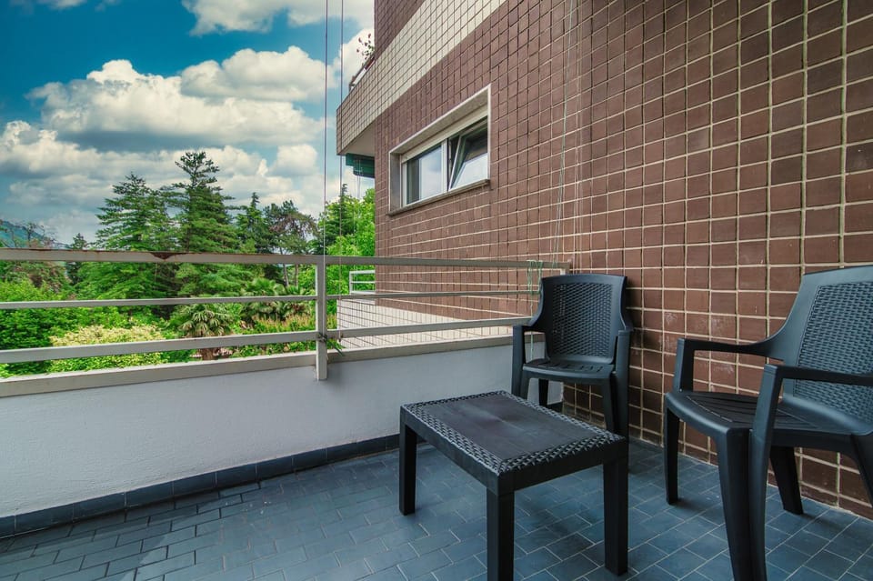 Property building, Patio, Day, View (from property/room), Balcony/Terrace, Seating area, Mountain view