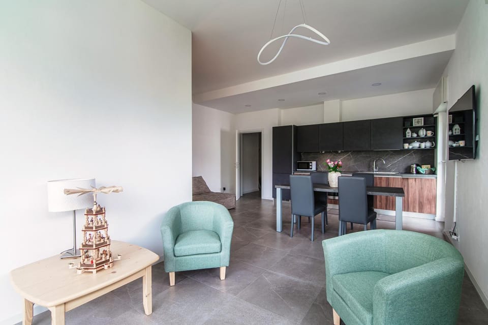TV and multimedia, Kitchen or kitchenette, Living room, Seating area, Dining area