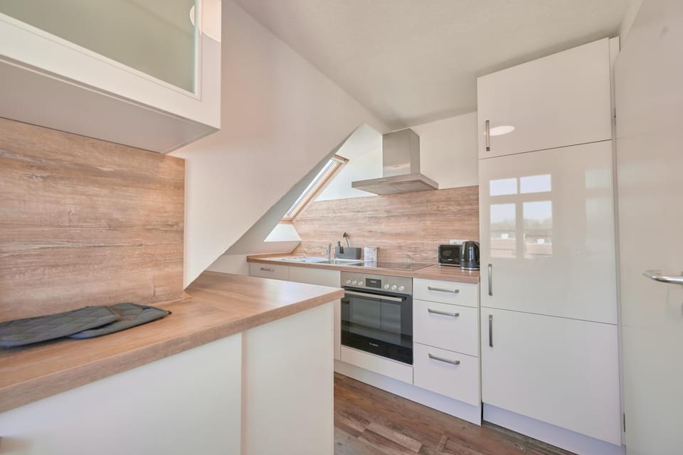 Kitchen or kitchenette, dishwasher, minibar, oven, stove, toaster