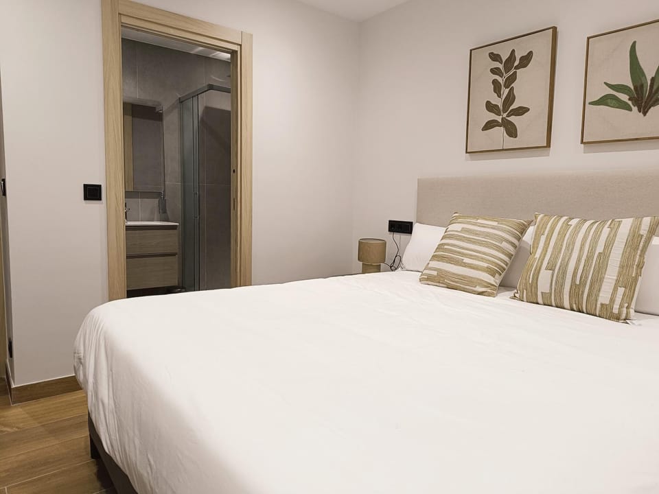 Photo of the whole room, Bedroom