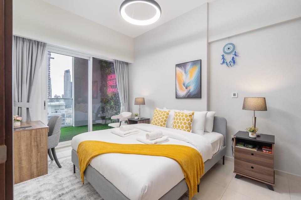 Burj View - Chic 2BR - 5min Dubai mall Canal Apartment in Dubai