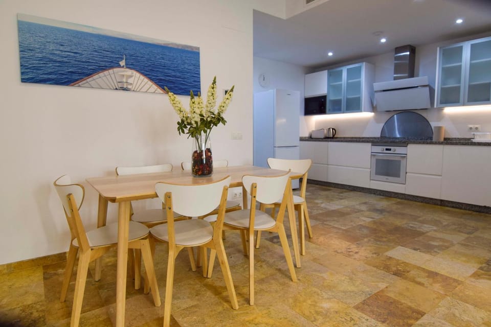 Kitchen or kitchenette, Living room, Dining area, oven