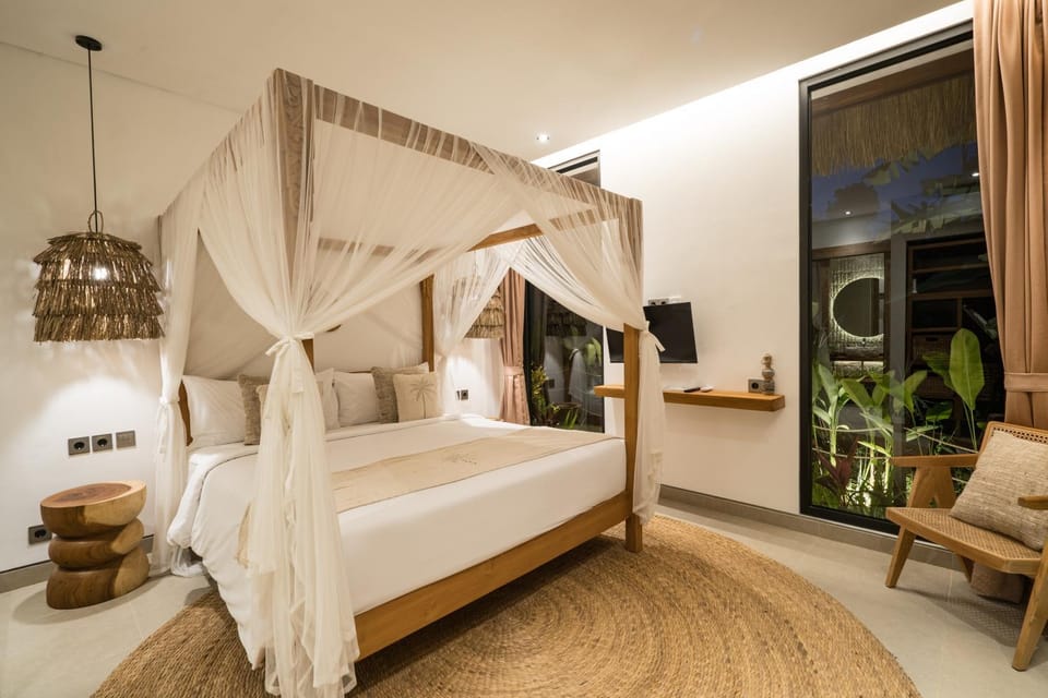 Bed, TV and multimedia, Seating area, Bedroom, air conditioner