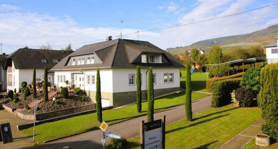 Property building, Spring, Day, Neighbourhood, Natural landscape, Garden, Garden view, Mountain view