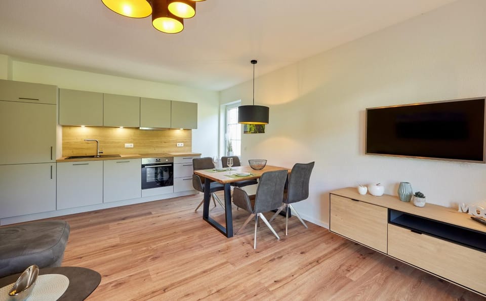 Coffee/tea facilities, Kitchen or kitchenette, Living room, Seating area, Dining area, stove, toaster