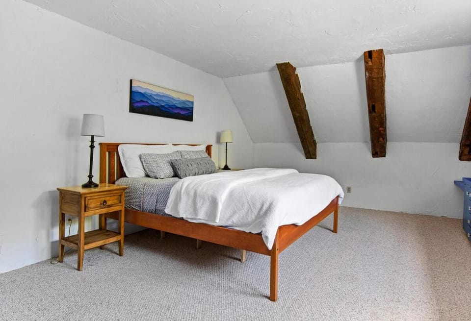 Spacious Mountain Retreat set on 7 acres & Pond House in Stowe