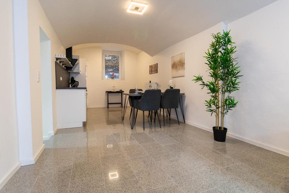 Property building, Kitchen or kitchenette, Living room, Seating area, Dining area