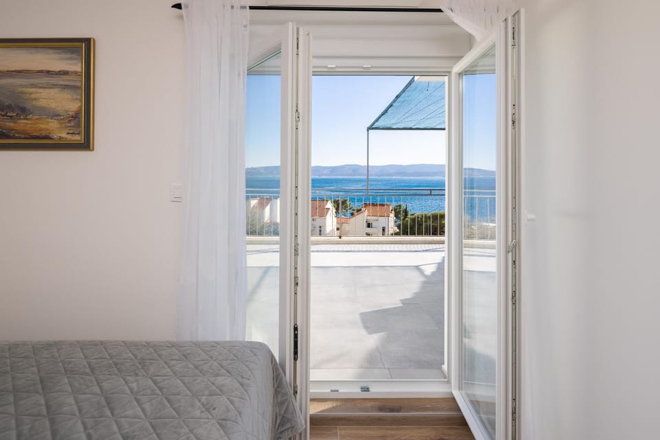Bed, Natural landscape, View (from property/room), Balcony/Terrace, Seating area, Bedroom, Sea view