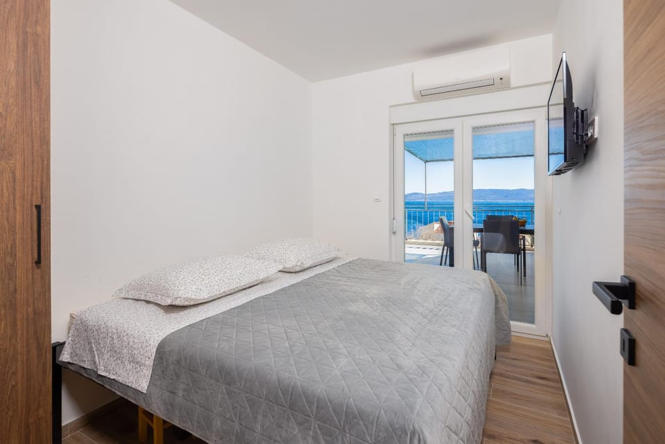 Bed, Natural landscape, TV and multimedia, Photo of the whole room, Bedroom, Sea view