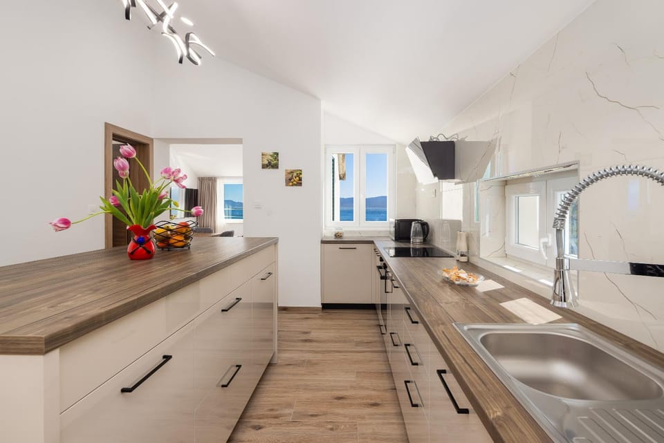Kitchen or kitchenette, Sea view, stove