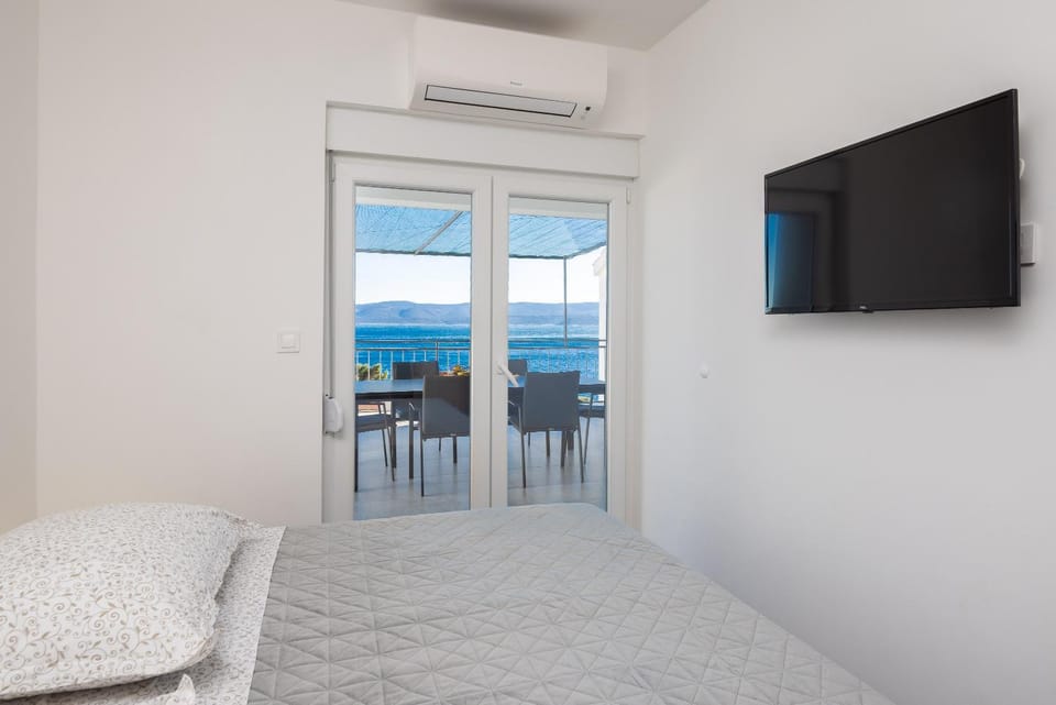 Bed, TV and multimedia, Living room, Evening entertainment, Bedroom, air conditioner