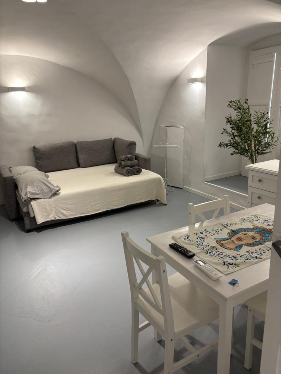 Photo of the whole room, Seating area