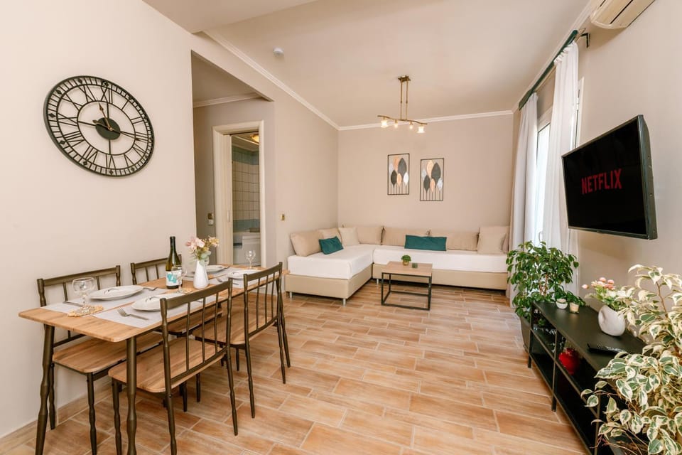 Bed, Photo of the whole room, Seating area, Dining area